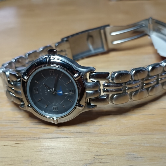 X Relic ladies Quartz. Gray dial, 3 hand movement. SS back and bracelet 26.5 - Picture 9 of 11